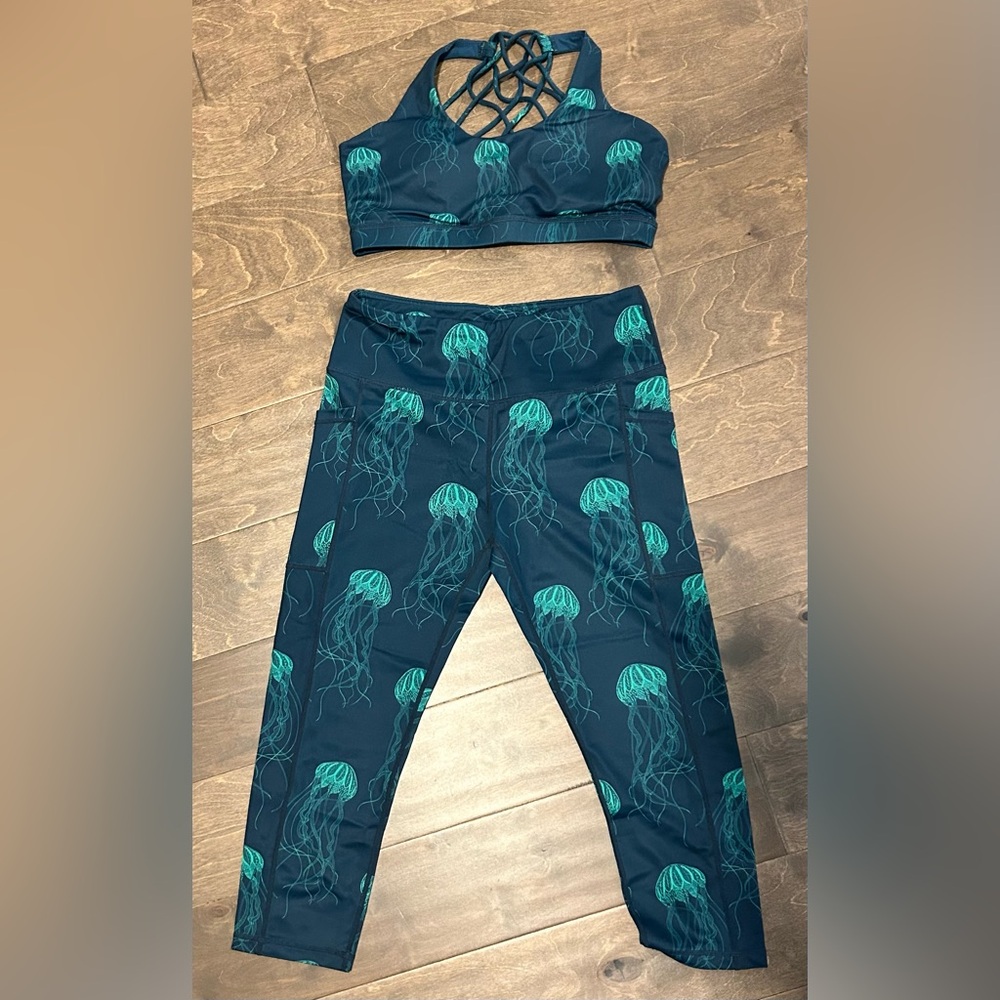 CVG Jellyfish Capri Leggings and Bra Set